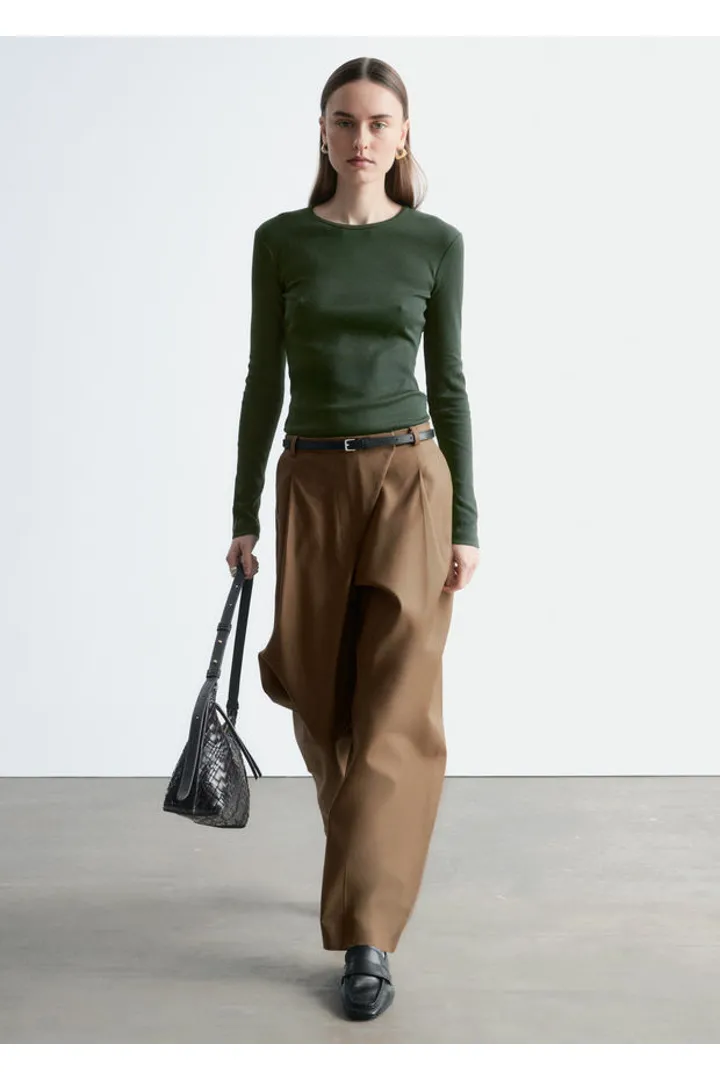 앤아더스토리즈 립 롱 슬리브 탑의 포레스트 그린컬러 ECOMLook입니다.