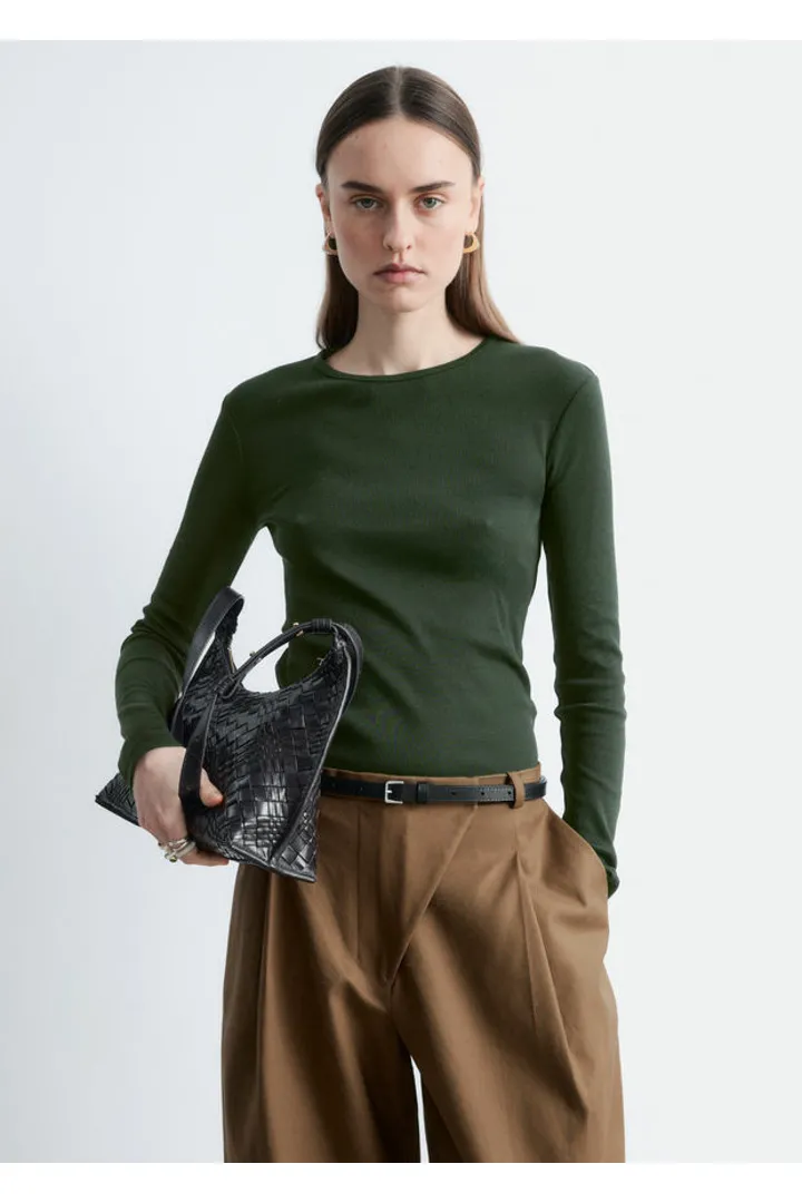 앤아더스토리즈 립 롱 슬리브 탑의 포레스트 그린컬러 ECOMLook입니다.