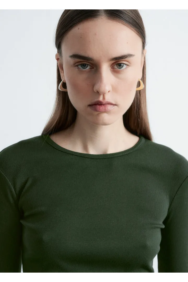 앤아더스토리즈 립 롱 슬리브 탑의 포레스트 그린컬러 ECOMLook입니다.