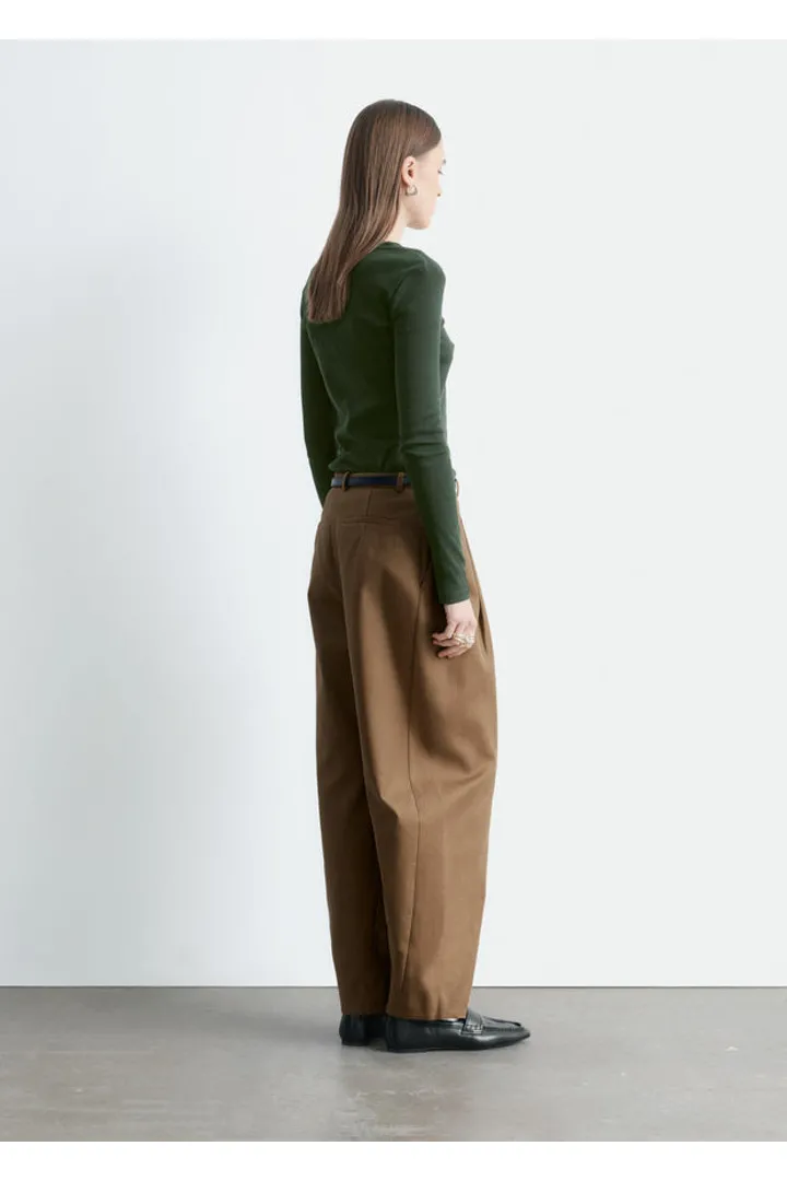 앤아더스토리즈 립 롱 슬리브 탑의 포레스트 그린컬러 ECOMLook입니다.