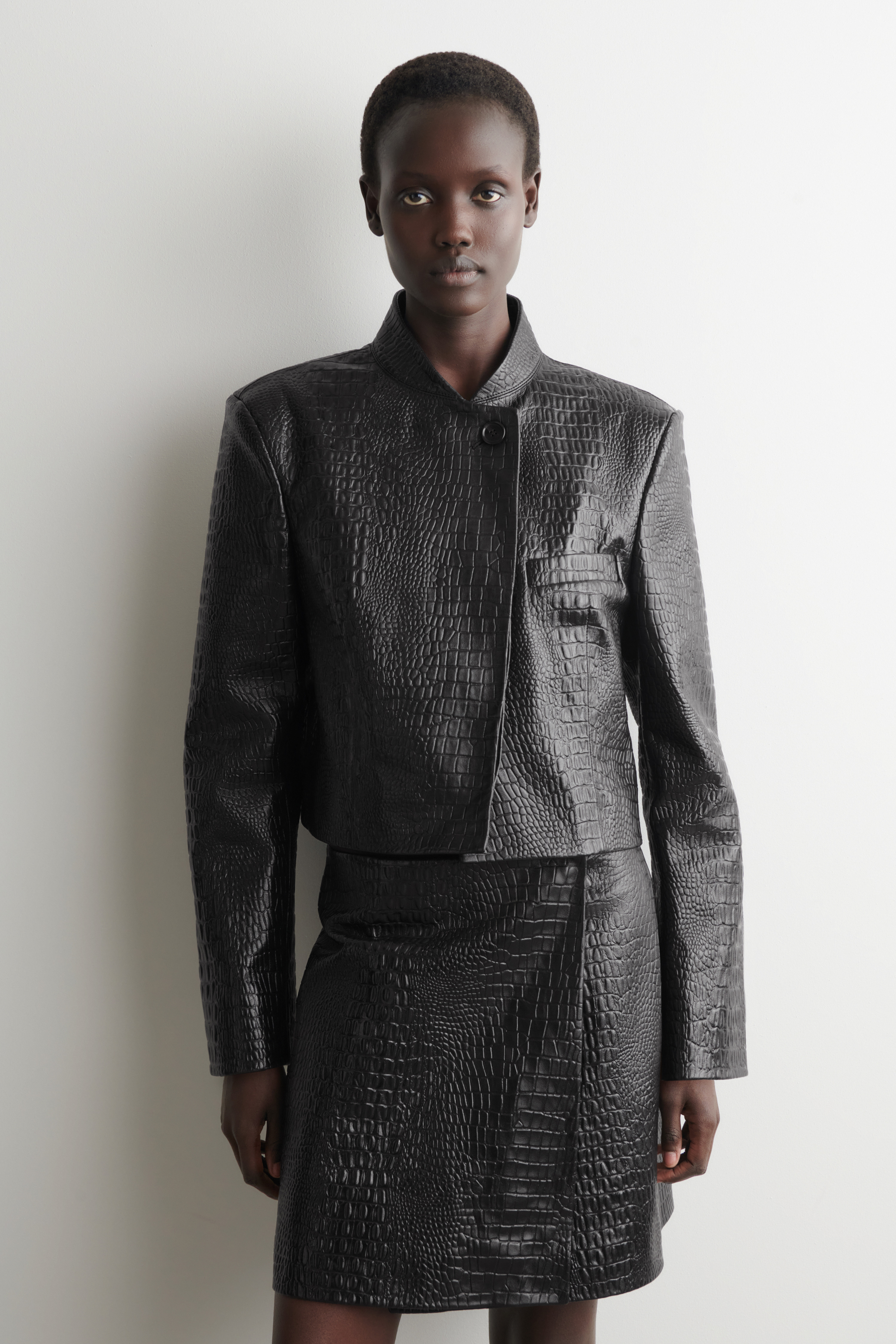 COS default image 3 of 블랙 in 크롭 크록 이펙트 레더 블레이저