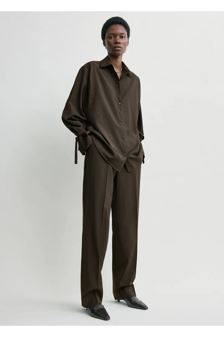 TOTEME 타이 커프 셔츠 페퍼의 페퍼컬러 0번쨰 이미지입니다.