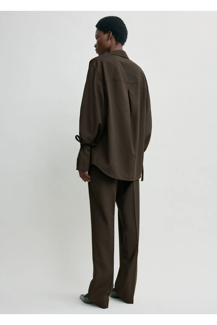 TOTEME 타이 커프 셔츠 페퍼의 페퍼컬러 2번쨰 이미지입니다.