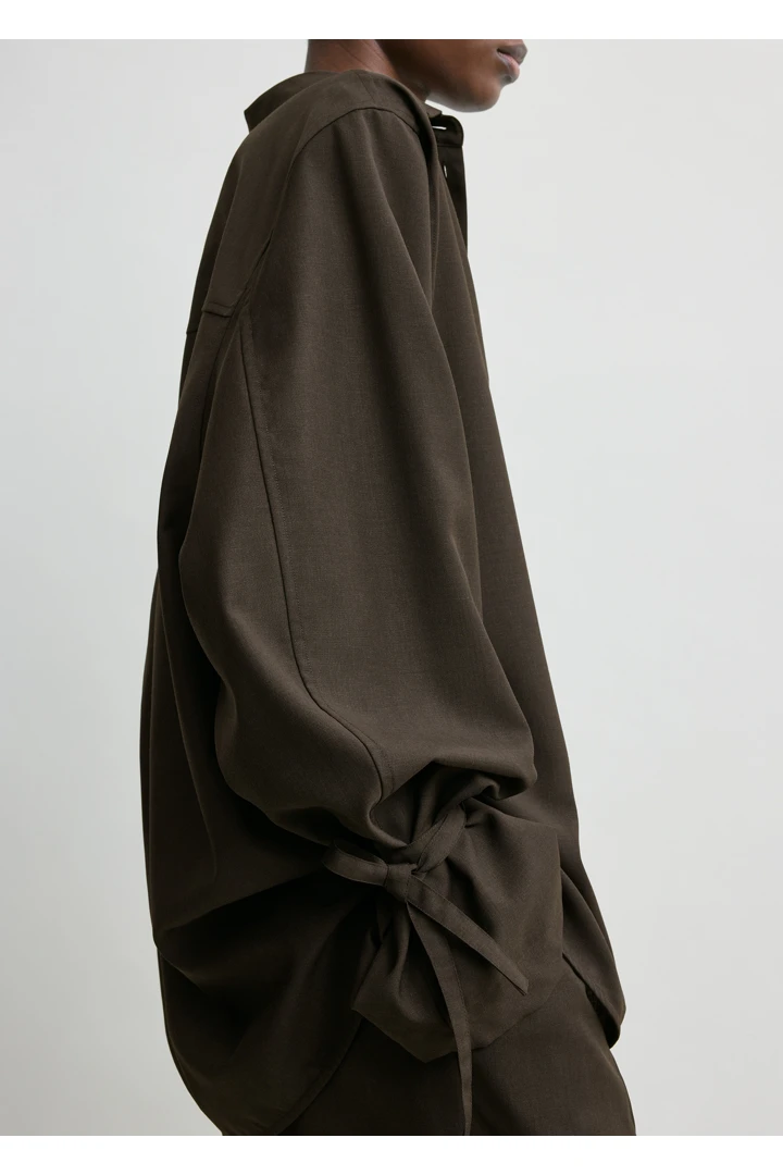 TOTEME 타이 커프 셔츠 페퍼의 페퍼컬러 3번쨰 이미지입니다.