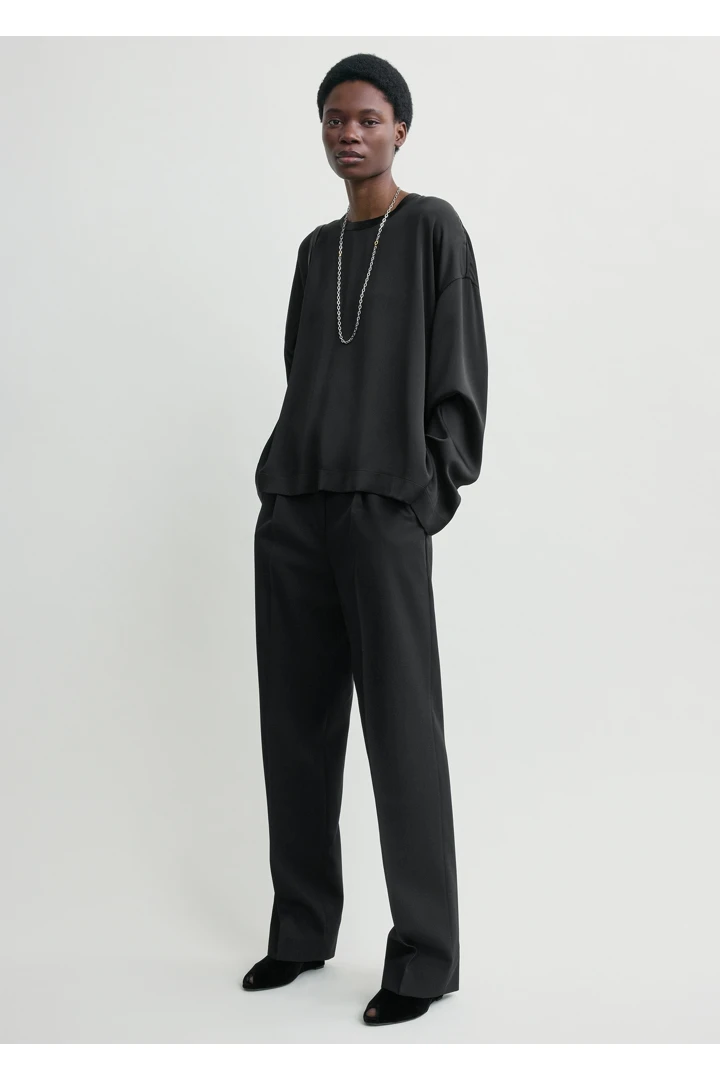 TOTEME 박시 새틴 탑 블랙의 블랙컬러 0번쨰 이미지입니다.