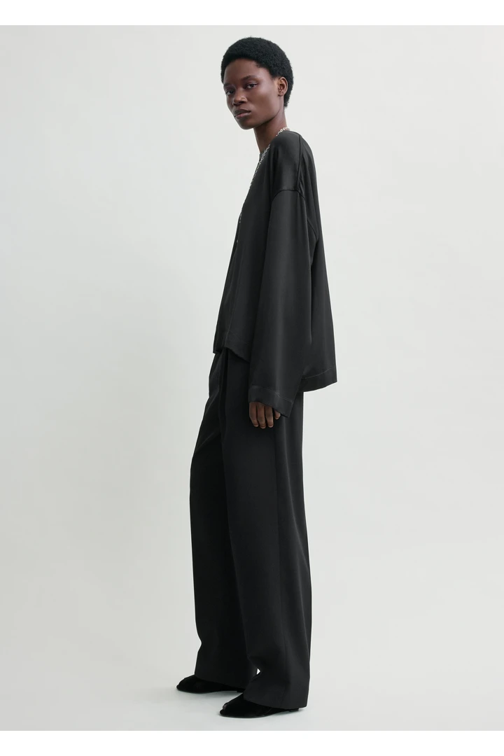 TOTEME 박시 새틴 탑 블랙의 블랙컬러 1번쨰 이미지입니다.