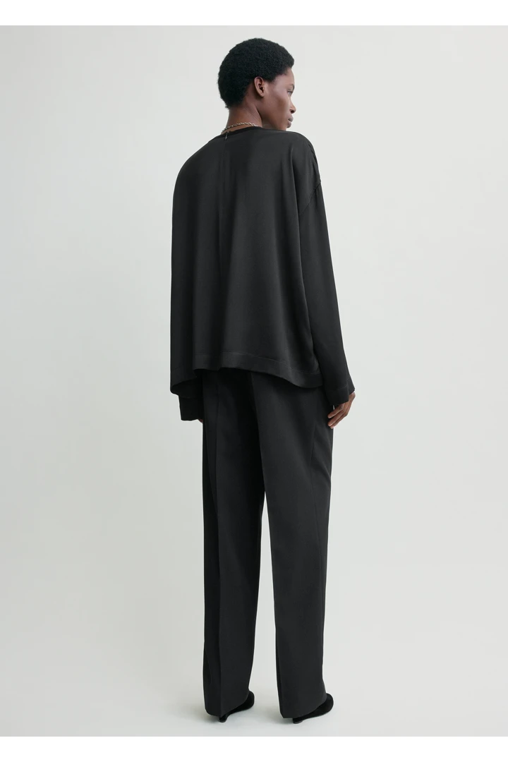 TOTEME 박시 새틴 탑 블랙의 블랙컬러 2번쨰 이미지입니다.