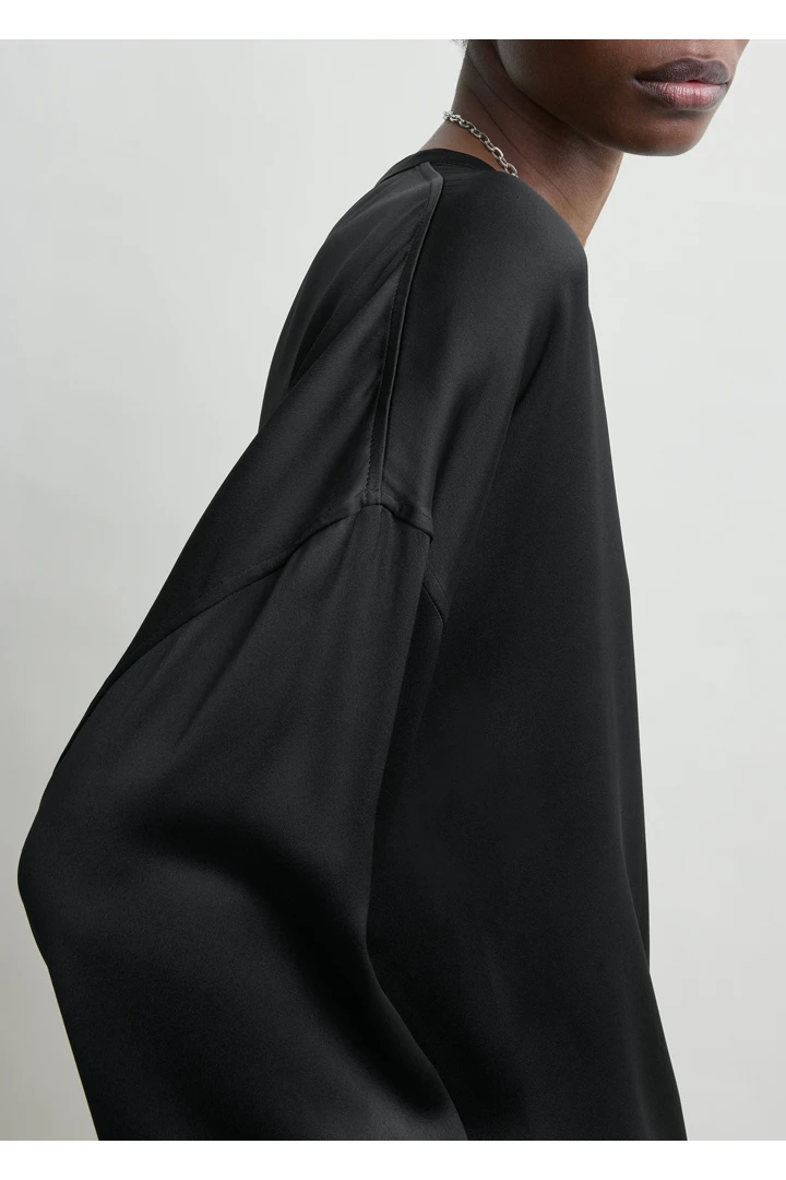 TOTEME 박시 새틴 탑 블랙의 블랙컬러 3번쨰 이미지입니다.