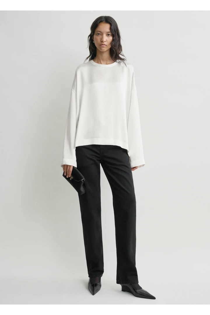 TOTEME 박시 새틴 탑 화이트의 화이트컬러 0번쨰 이미지입니다.