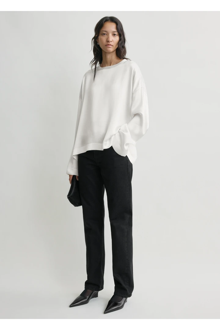 TOTEME 박시 새틴 탑 화이트의 화이트컬러 1번쨰 이미지입니다.