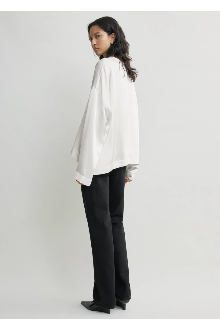 TOTEME 박시 새틴 탑 화이트의 화이트컬러 2번쨰 이미지입니다.