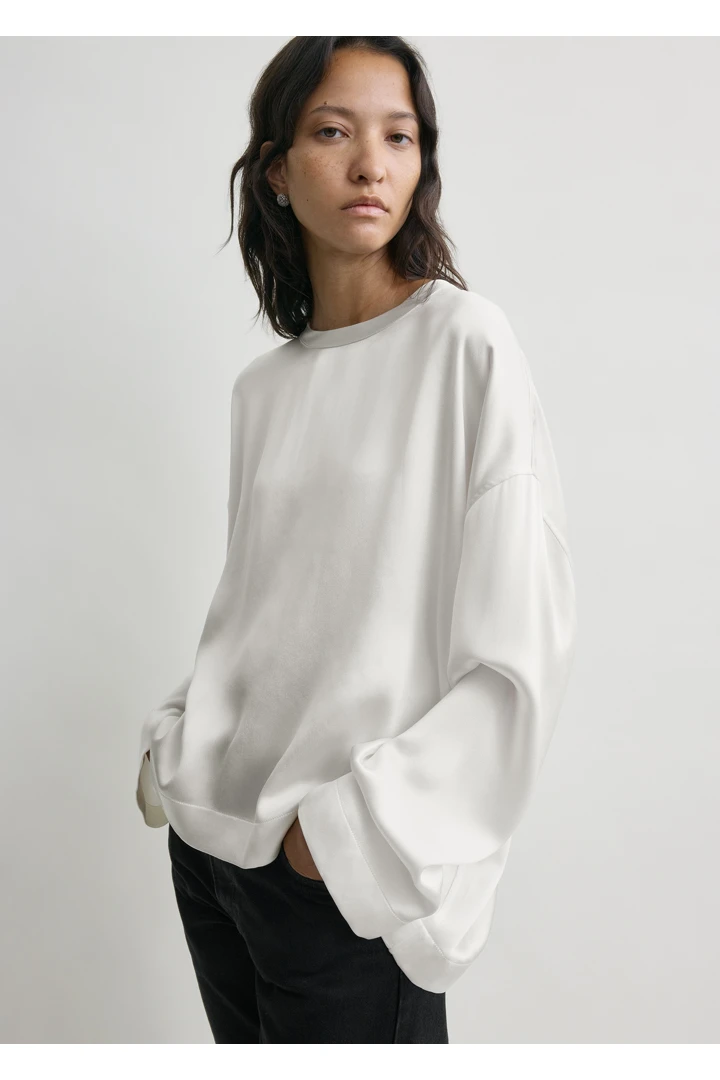 TOTEME 박시 새틴 탑 화이트의 화이트컬러 3번쨰 이미지입니다.