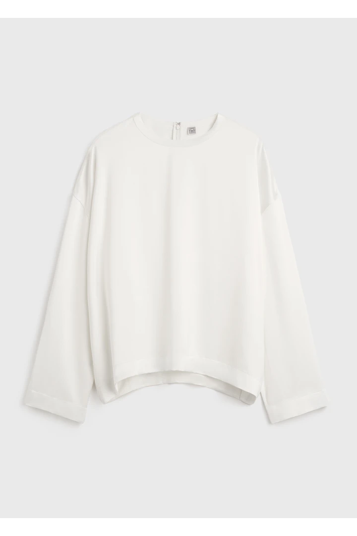 TOTEME 박시 새틴 탑 화이트의 화이트컬러 4번쨰 이미지입니다.