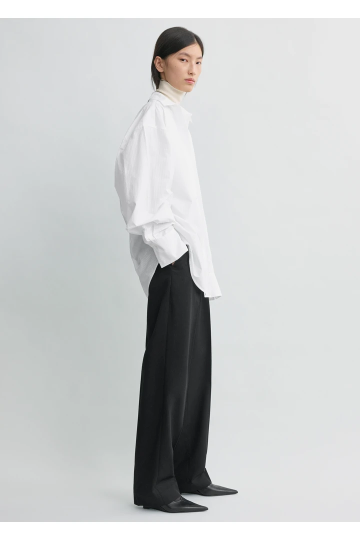 TOTEME 오버사이즈 스트라이프 셔츠 화이트의 화이트컬러 1번쨰 이미지입니다.