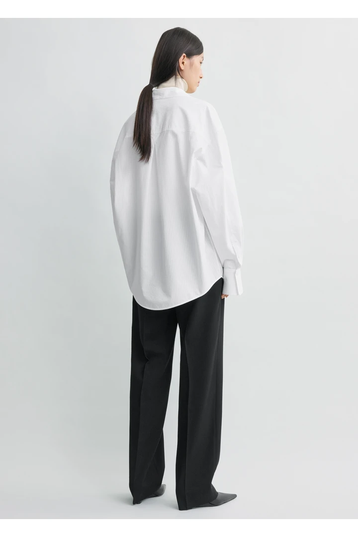 TOTEME 오버사이즈 스트라이프 셔츠 화이트의 화이트컬러 2번쨰 이미지입니다.