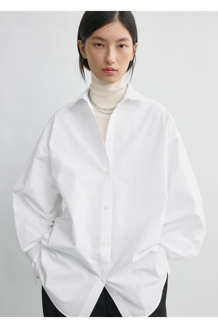 TOTEME 오버사이즈 스트라이프 셔츠 화이트의 화이트컬러 3번쨰 이미지입니다.