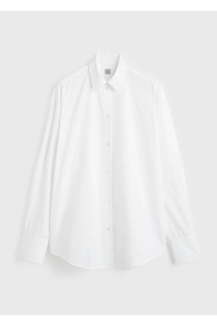 TOTEME 오버사이즈 스트라이프 셔츠 화이트의 화이트컬러 4번쨰 이미지입니다.