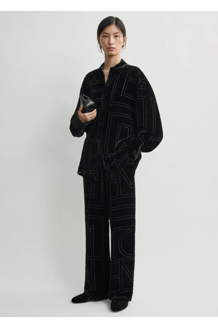 TOTEME 오버사이즈 데보레 셔츠 블랙의 블랙컬러 0번쨰 이미지입니다.