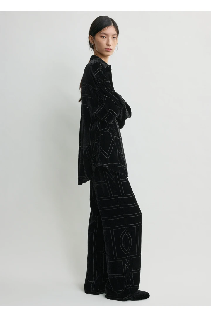 TOTEME 오버사이즈 데보레 셔츠 블랙의 블랙컬러 1번쨰 이미지입니다.