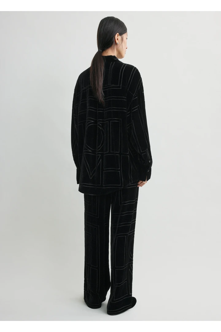 TOTEME 오버사이즈 데보레 셔츠 블랙의 블랙컬러 2번쨰 이미지입니다.