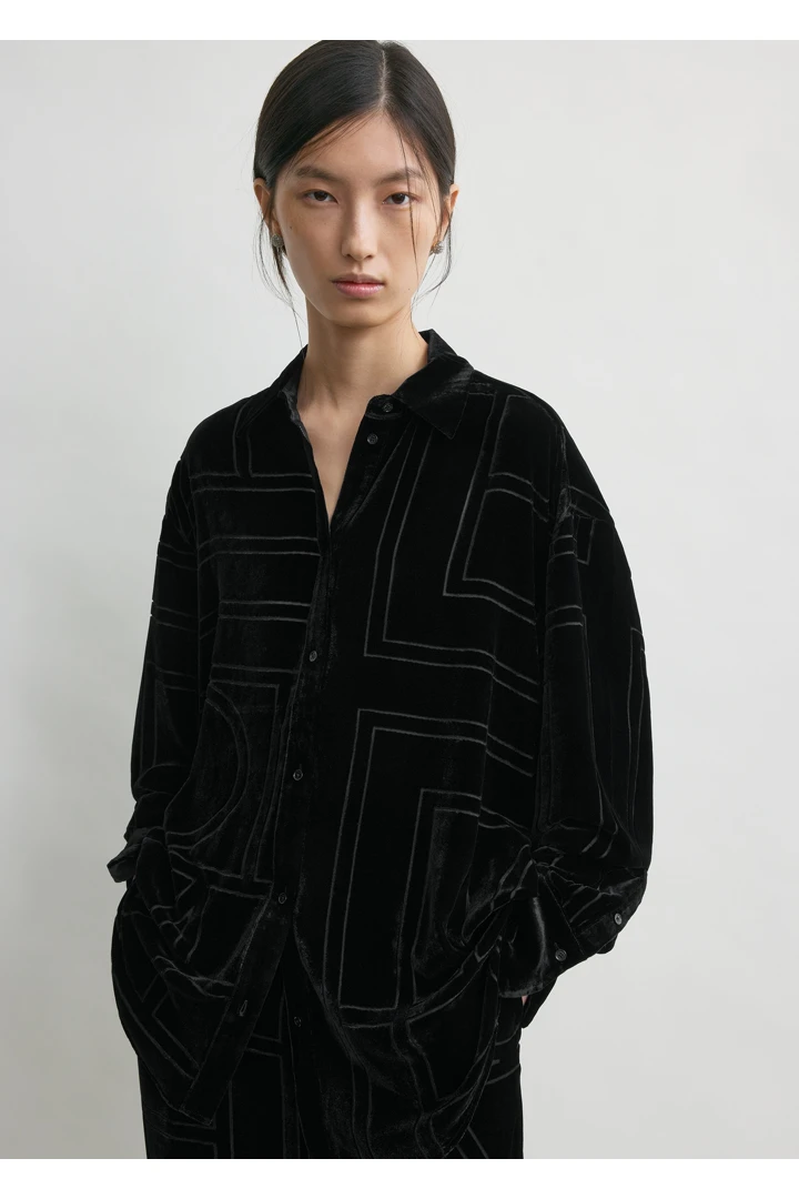 TOTEME 오버사이즈 데보레 셔츠 블랙의 블랙컬러 3번쨰 이미지입니다.