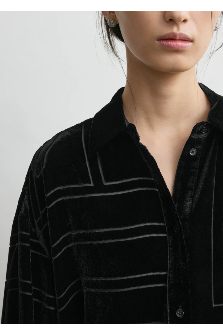 TOTEME 오버사이즈 데보레 셔츠 블랙의 블랙컬러 4번쨰 이미지입니다.