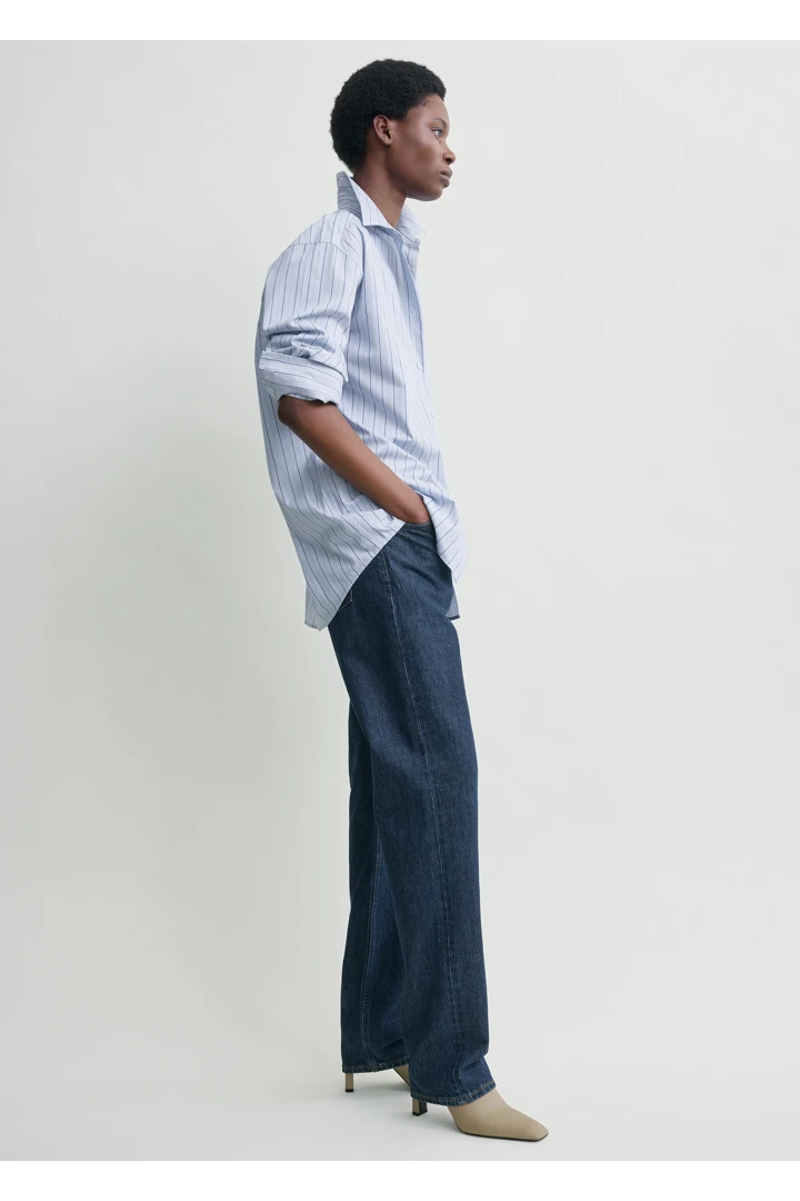 TOTEME 클래식 스트라이프 셔츠 아이스/아주르의 아이스/아주르컬러 1번쨰 이미지입니다.