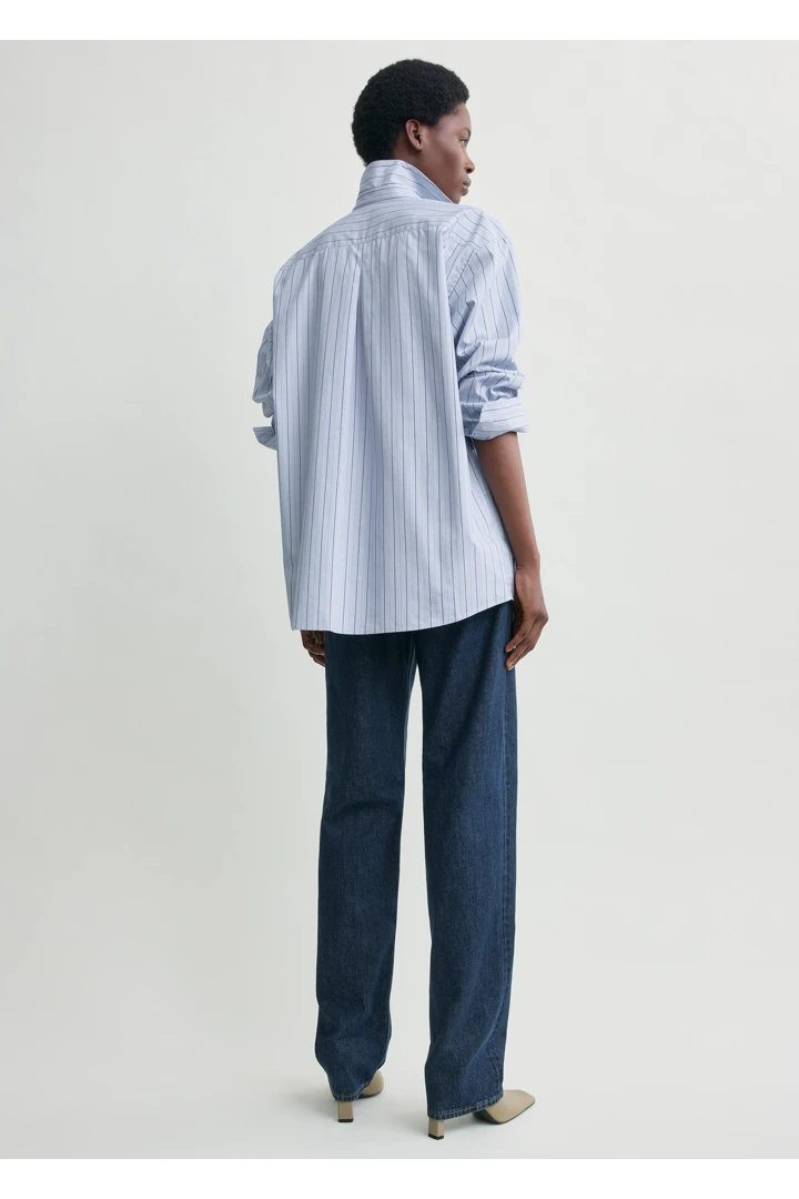 TOTEME 클래식 스트라이프 셔츠 아이스/아주르의 아이스/아주르컬러 2번쨰 이미지입니다.