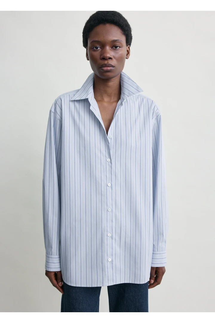 TOTEME 클래식 스트라이프 셔츠 아이스/아주르의 아이스/아주르컬러 3번쨰 이미지입니다.