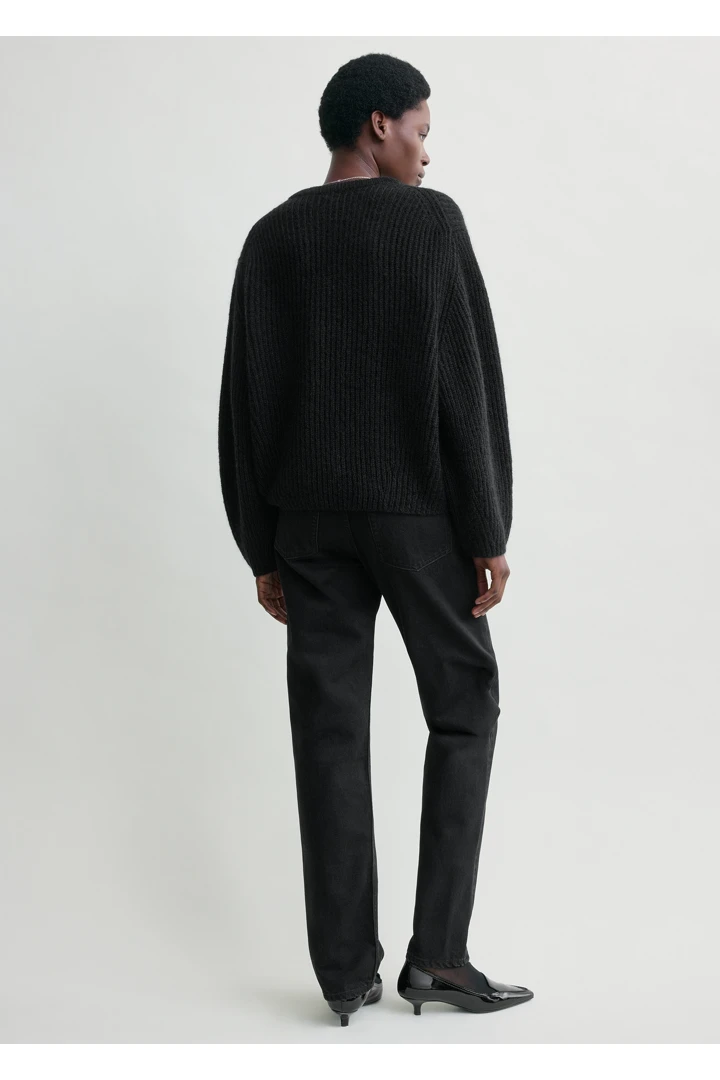 TOTEME 모헤어 블렌드 리브 니트 블랙의 블랙컬러 2번쨰 이미지입니다.