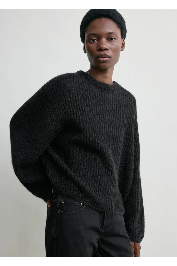 TOTEME 모헤어 블렌드 리브 니트 블랙의 블랙컬러 3번쨰 이미지입니다.