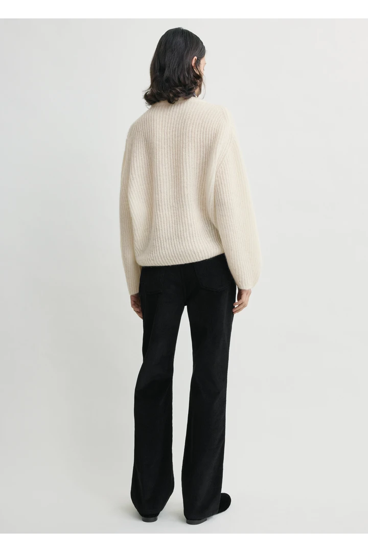TOTEME 모헤어 블렌드 리브 니트 에크루의 에크루컬러 2번쨰 이미지입니다.