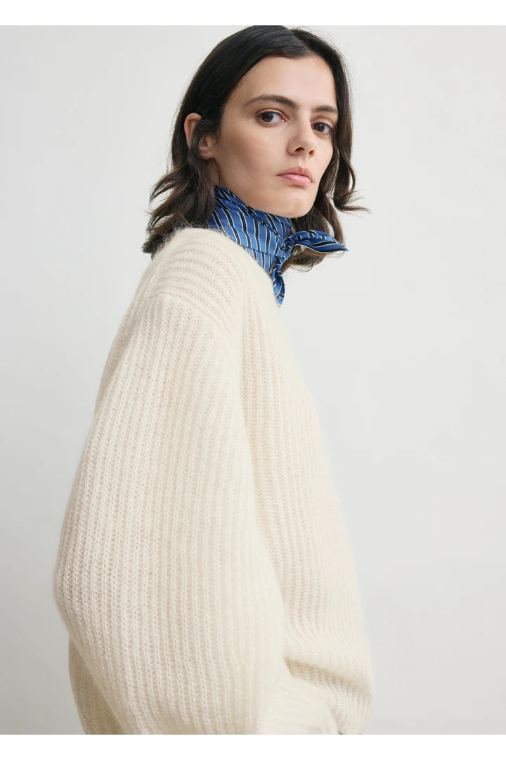 TOTEME 모헤어 블렌드 리브 니트 에크루의 에크루컬러 3번쨰 이미지입니다.