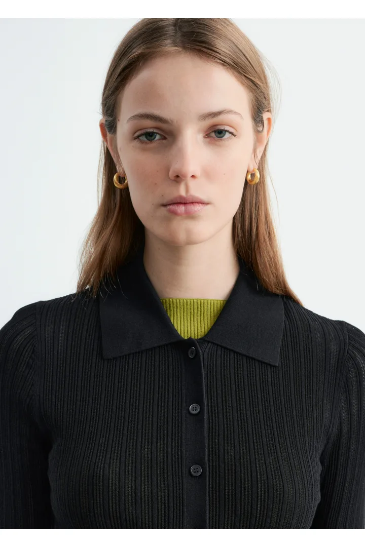 앤아더스토리즈 포인텔 립 폴로 셔츠의 블랙컬러 ECOMLook입니다.