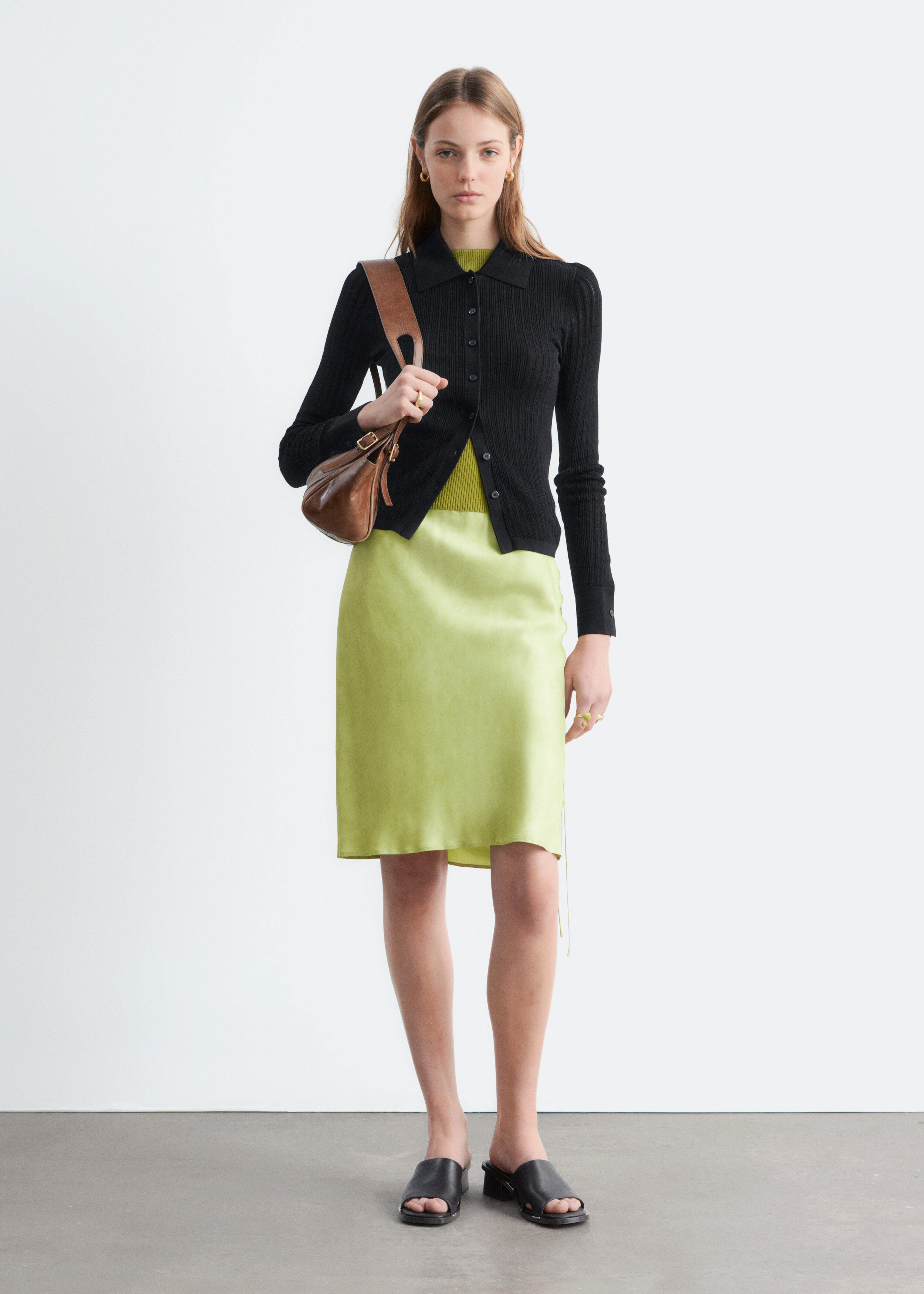 앤아더스토리즈 포인텔 립 폴로 셔츠의 블랙컬러 ECOMLook입니다.