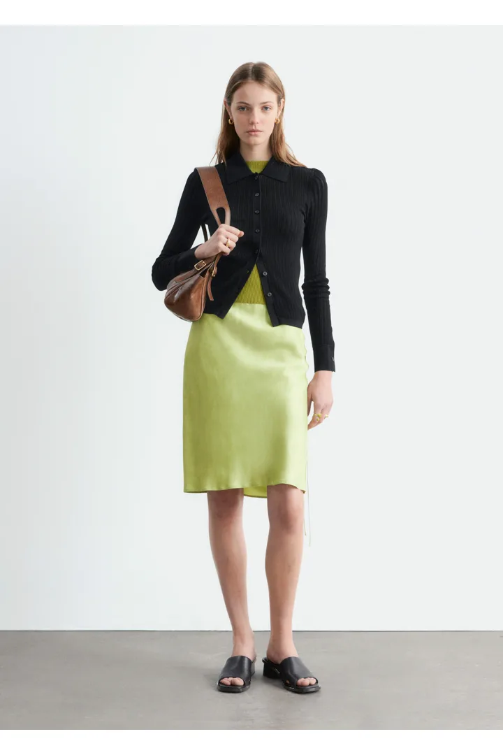 앤아더스토리즈 포인텔 립 폴로 셔츠의 블랙컬러 ECOMLook입니다.