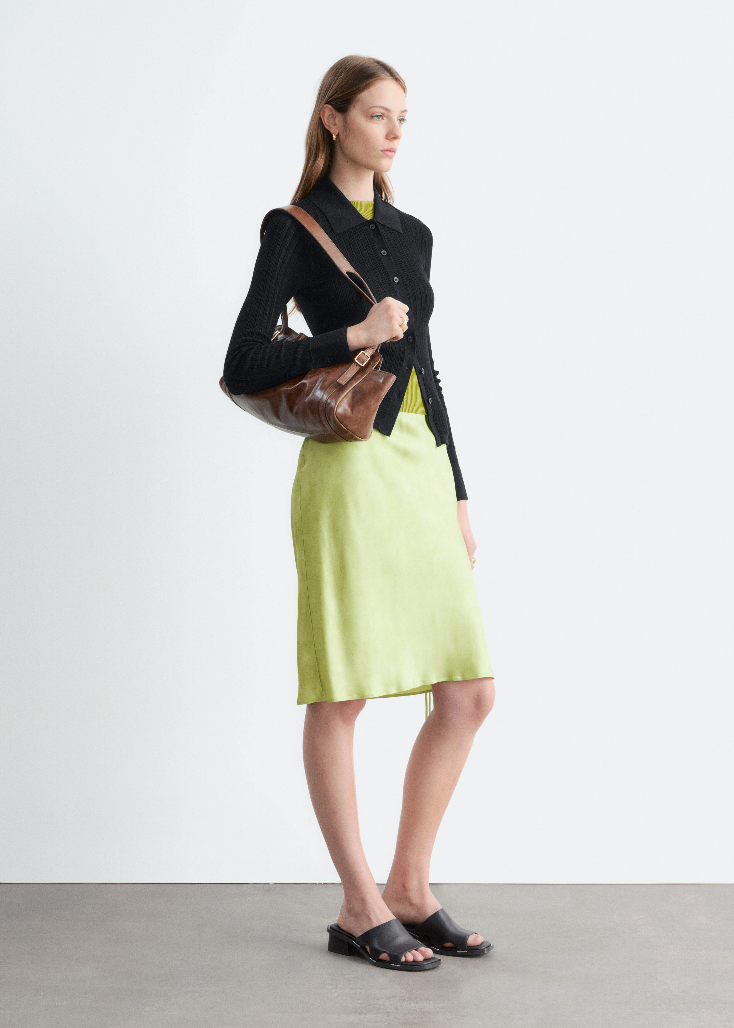 앤아더스토리즈 포인텔 립 폴로 셔츠의 블랙컬러 ECOMLook입니다.