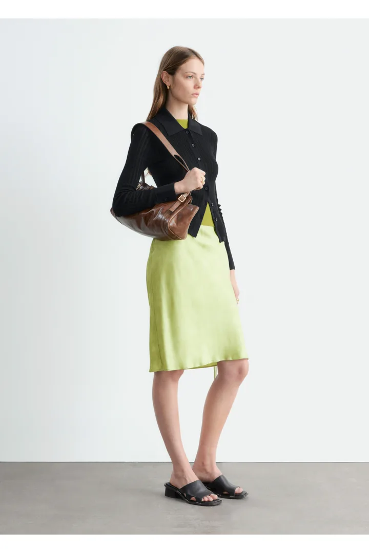 앤아더스토리즈 포인텔 립 폴로 셔츠의 블랙컬러 ECOMLook입니다.