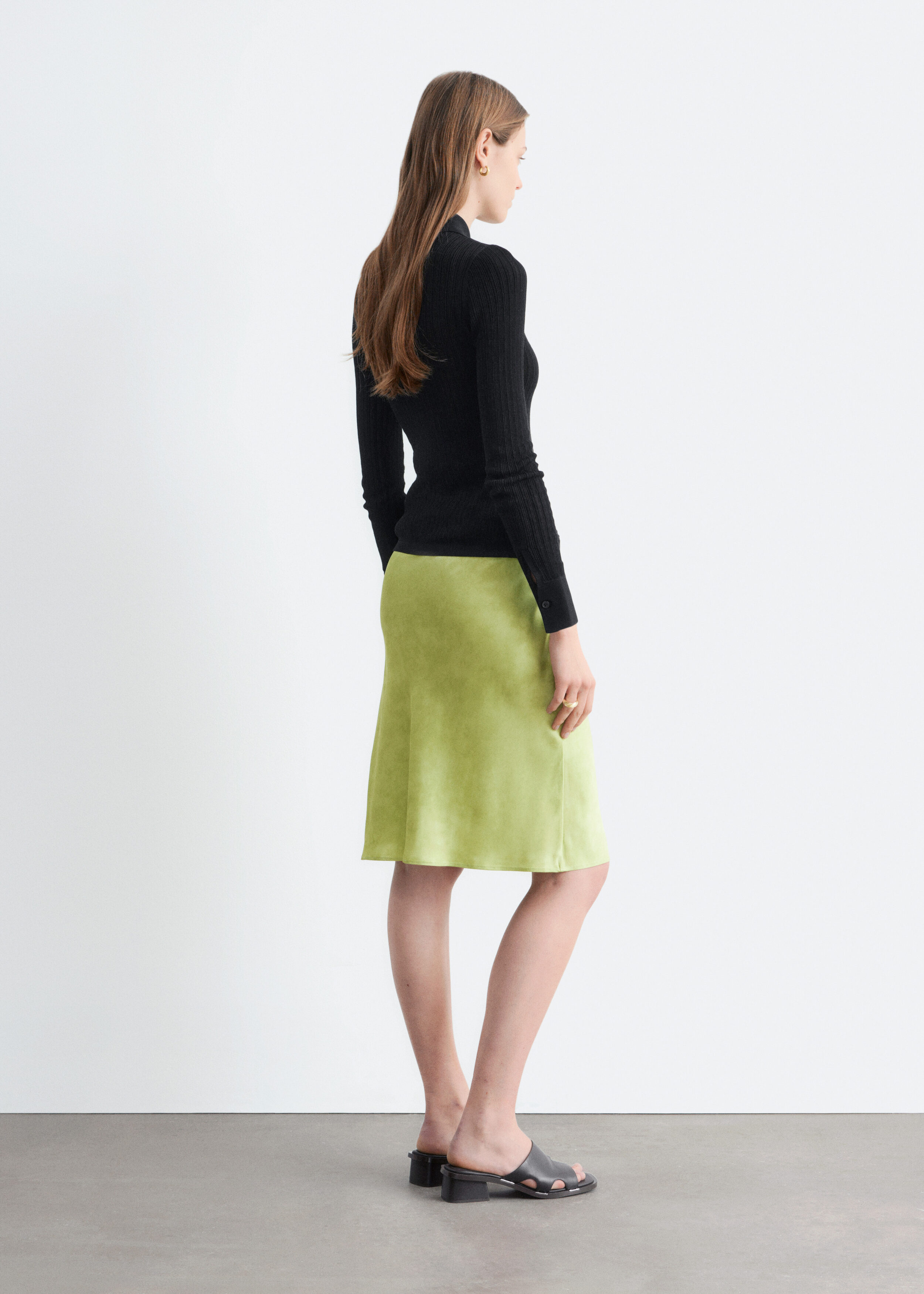 앤아더스토리즈 포인텔 립 폴로 셔츠의 블랙컬러 ECOMLook입니다.