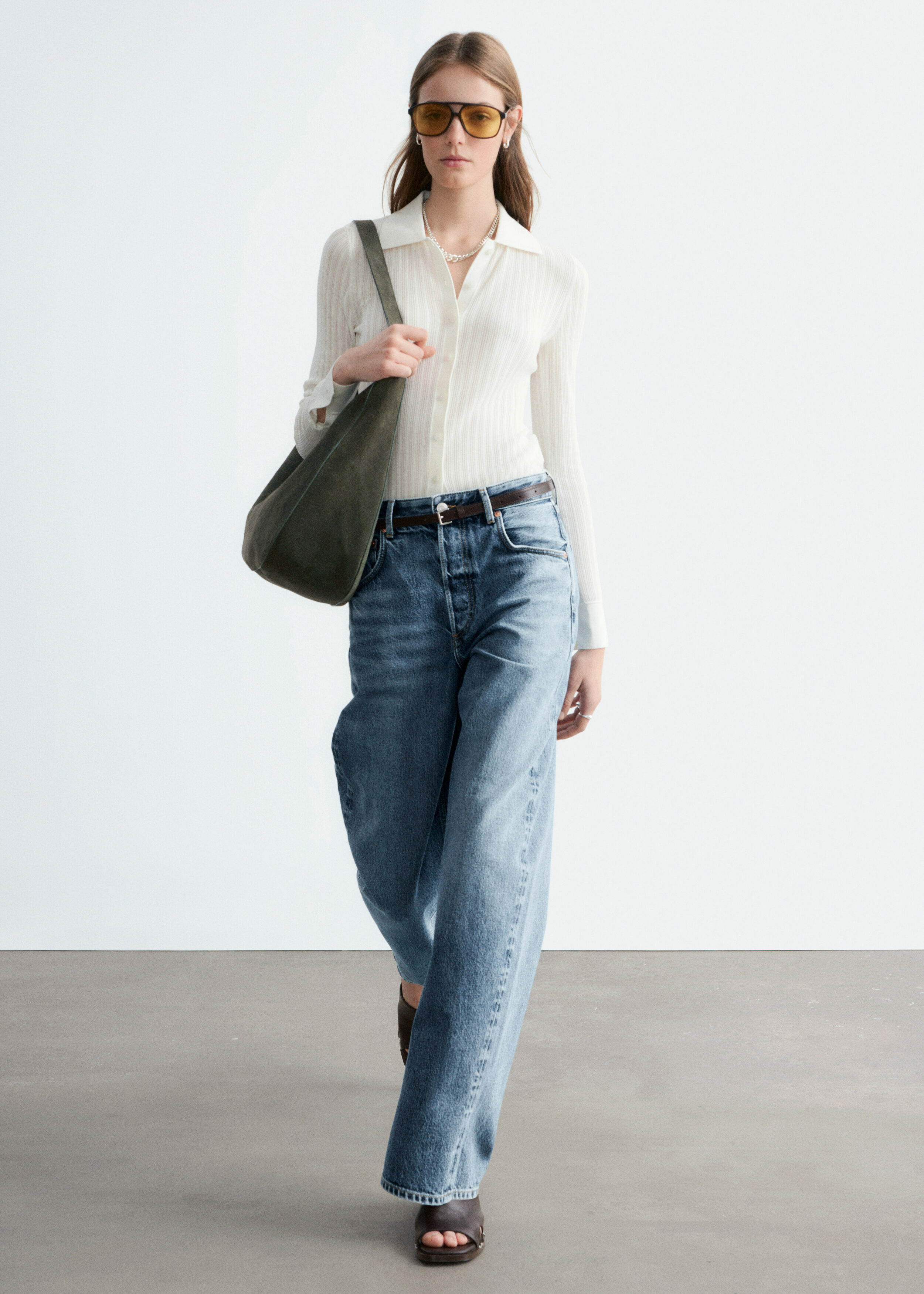 앤아더스토리즈 포인텔 립 폴로 셔츠의 화이트컬러 ECOMLook입니다.