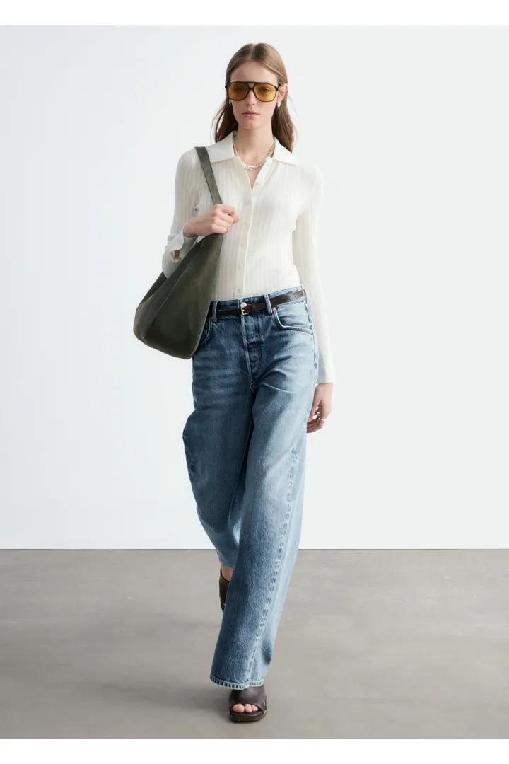 앤아더스토리즈 포인텔 립 폴로 셔츠의 화이트컬러 ECOMLook입니다.