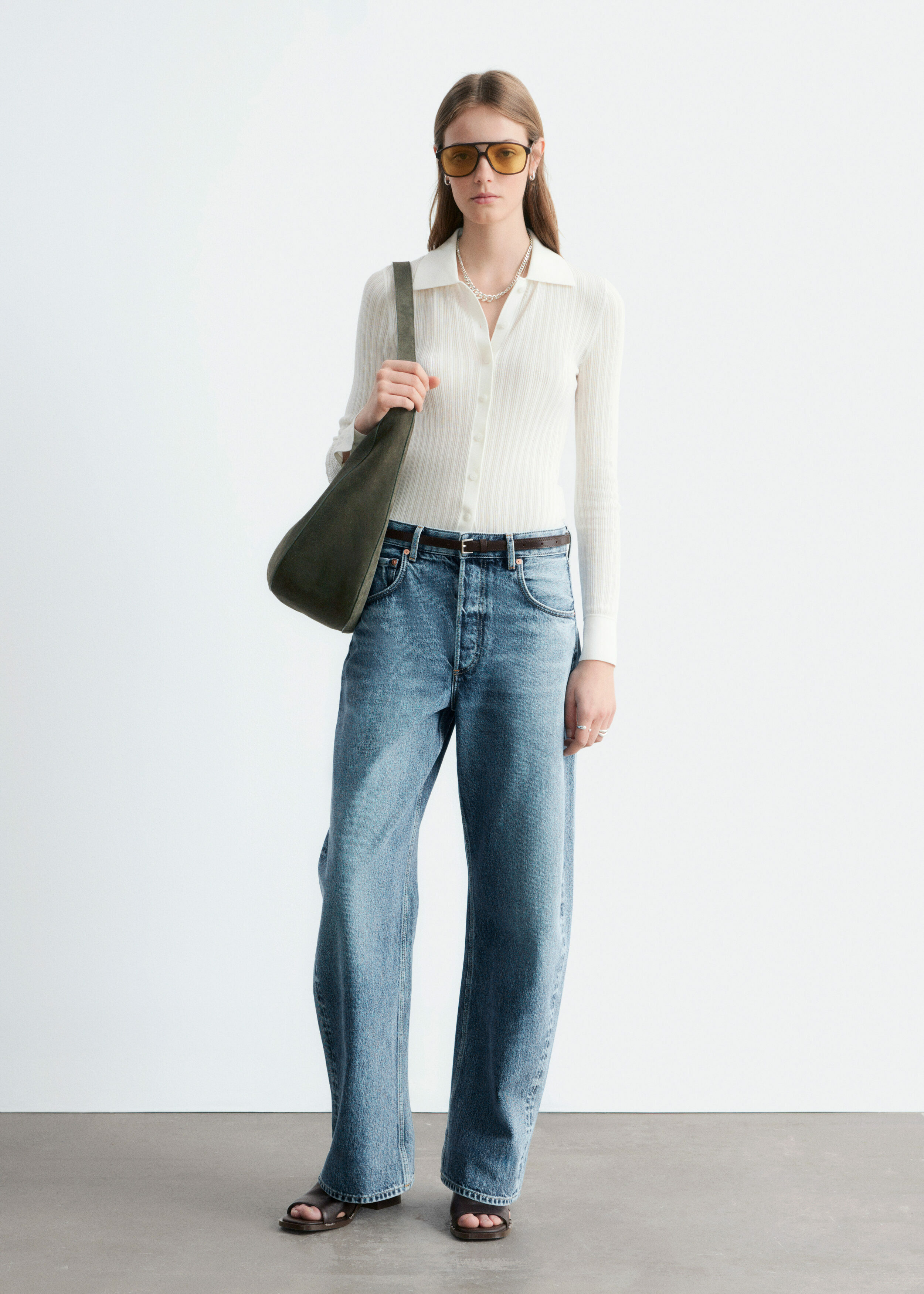 앤아더스토리즈 포인텔 립 폴로 셔츠의 화이트컬러 ECOMLook입니다.