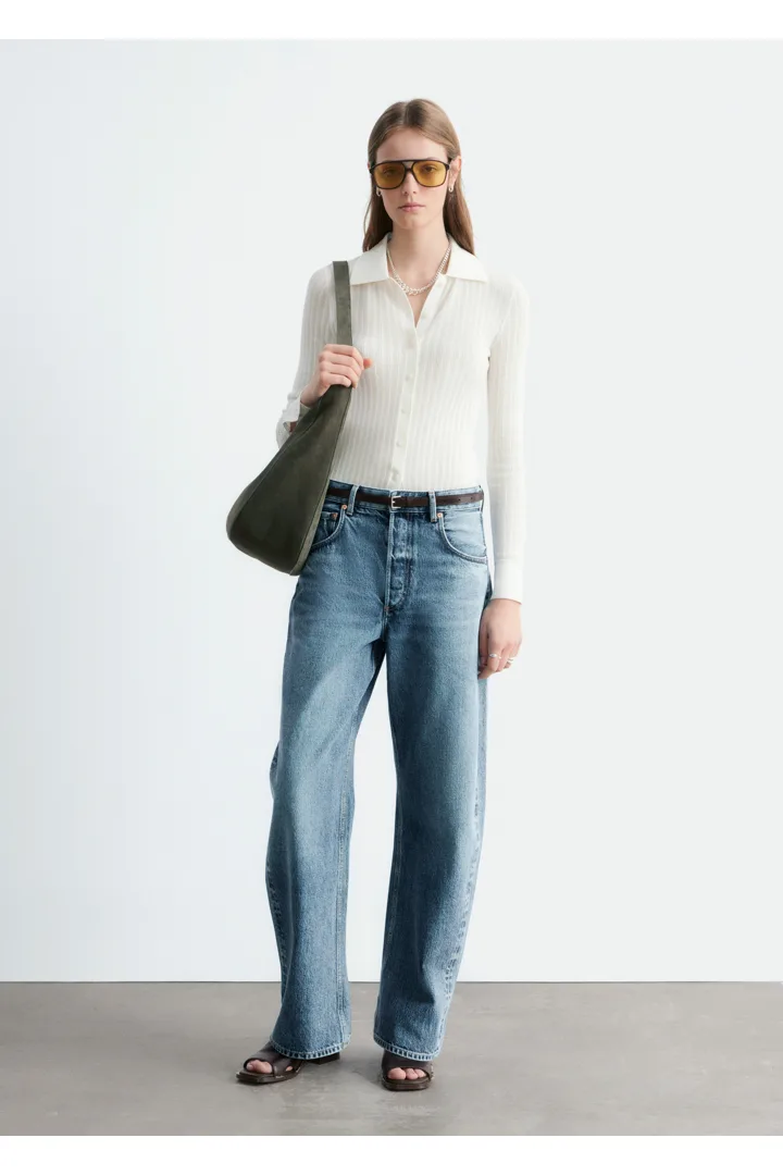 앤아더스토리즈 포인텔 립 폴로 셔츠의 화이트컬러 ECOMLook입니다.