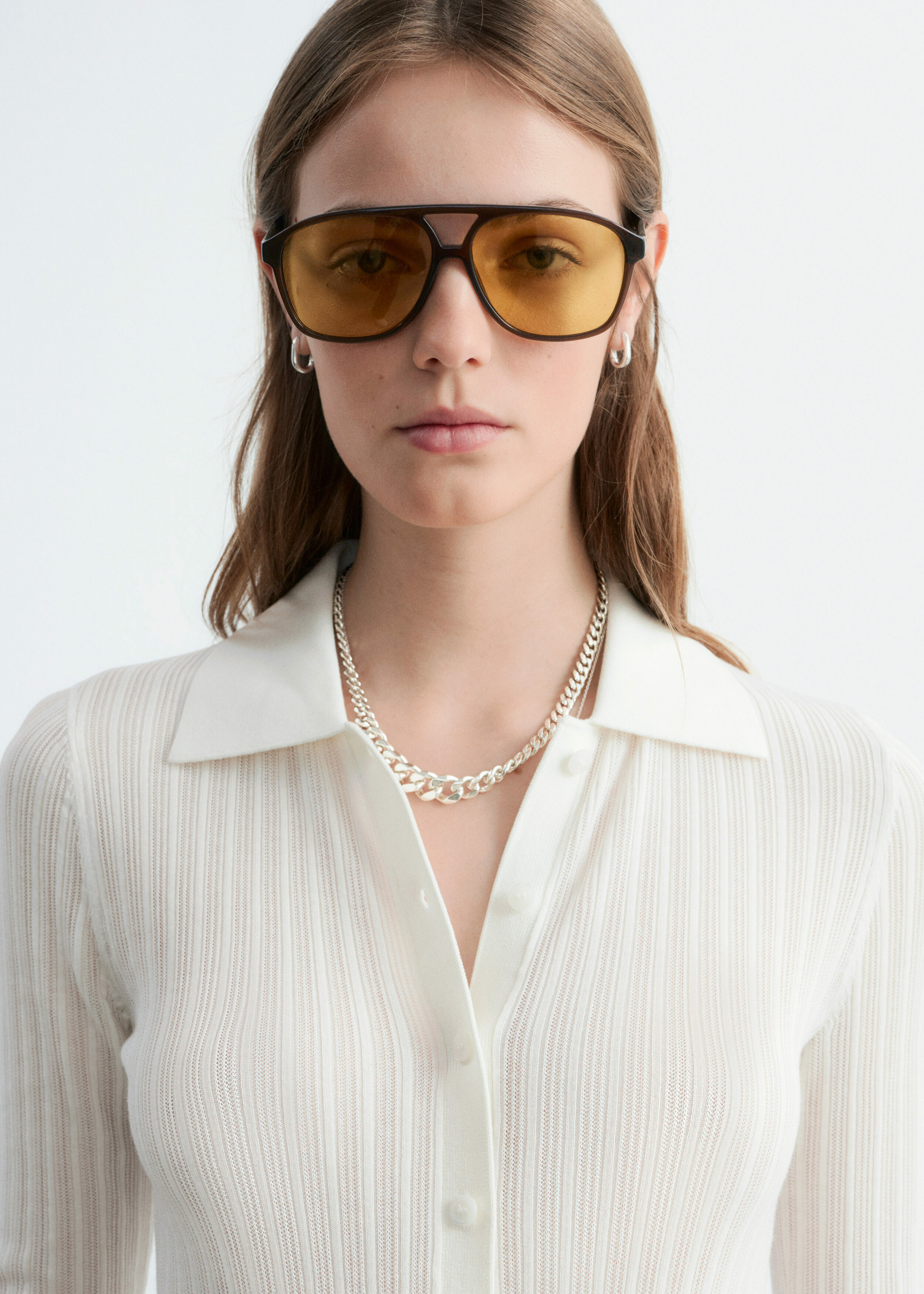 앤아더스토리즈 포인텔 립 폴로 셔츠의 화이트컬러 ECOMLook입니다.