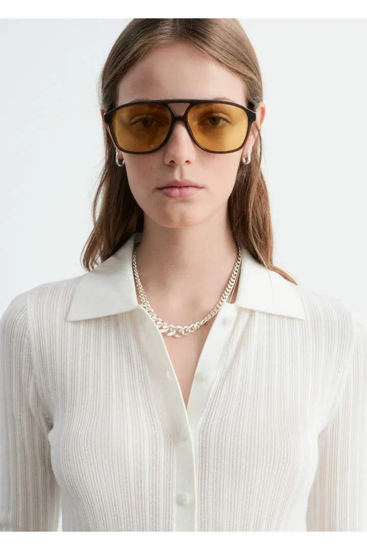 앤아더스토리즈 포인텔 립 폴로 셔츠의 화이트컬러 ECOMLook입니다.