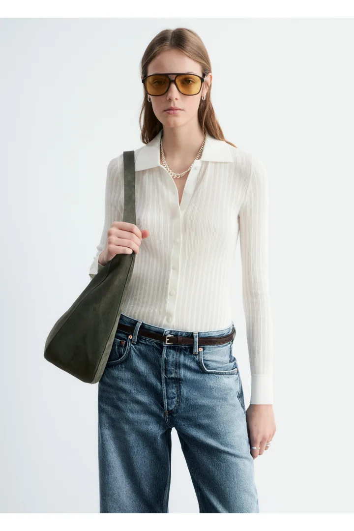 앤아더스토리즈 포인텔 립 폴로 셔츠의 화이트컬러 ECOMLook입니다.