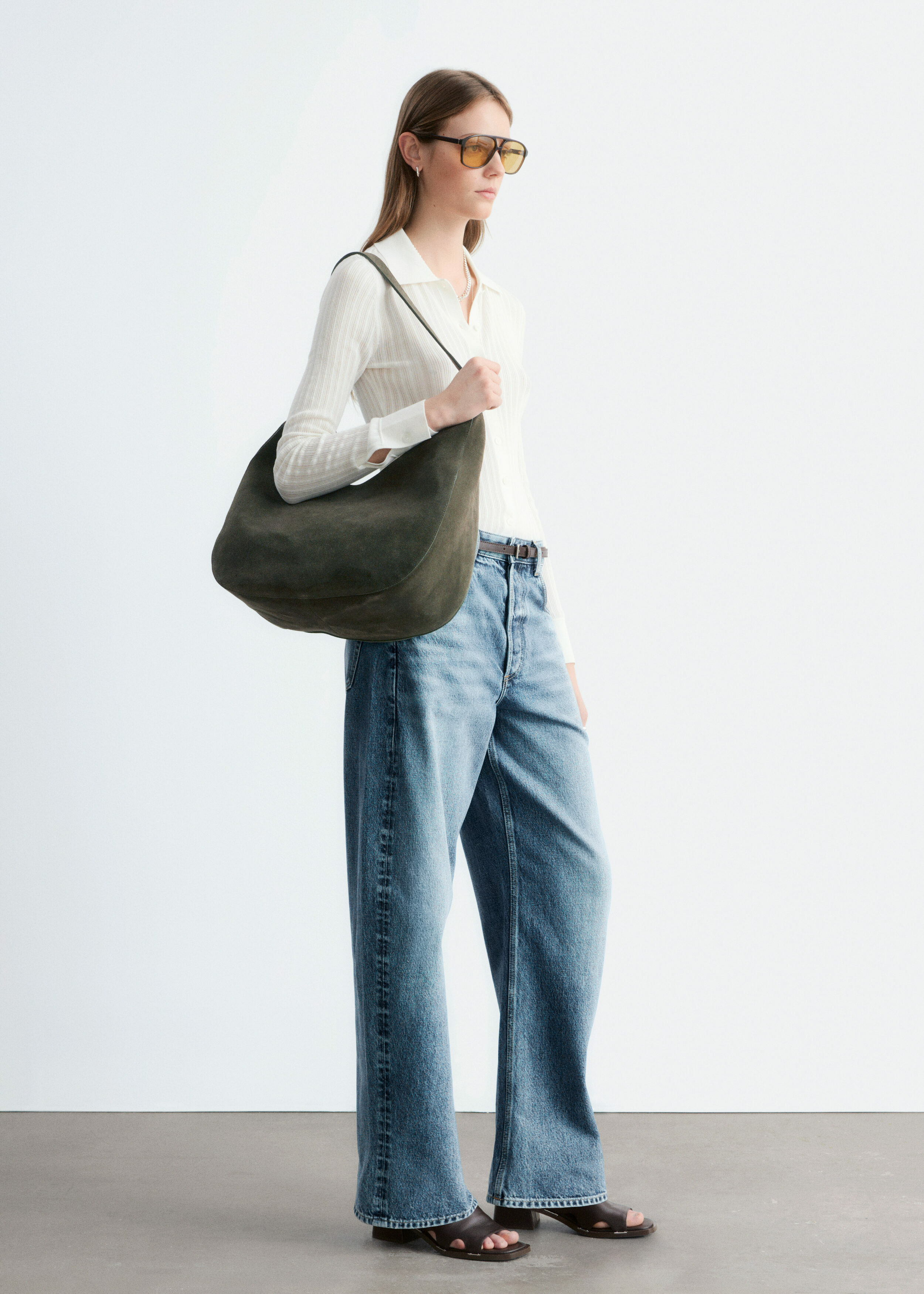 앤아더스토리즈 포인텔 립 폴로 셔츠의 화이트컬러 ECOMLook입니다.