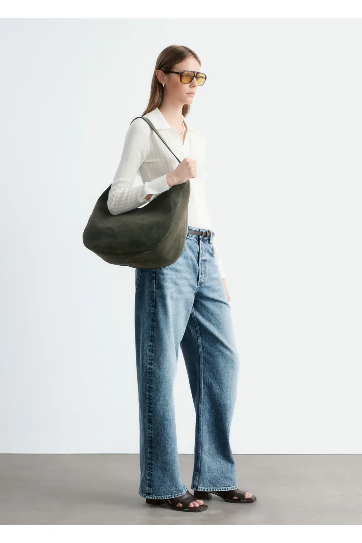 앤아더스토리즈 포인텔 립 폴로 셔츠의 화이트컬러 ECOMLook입니다.