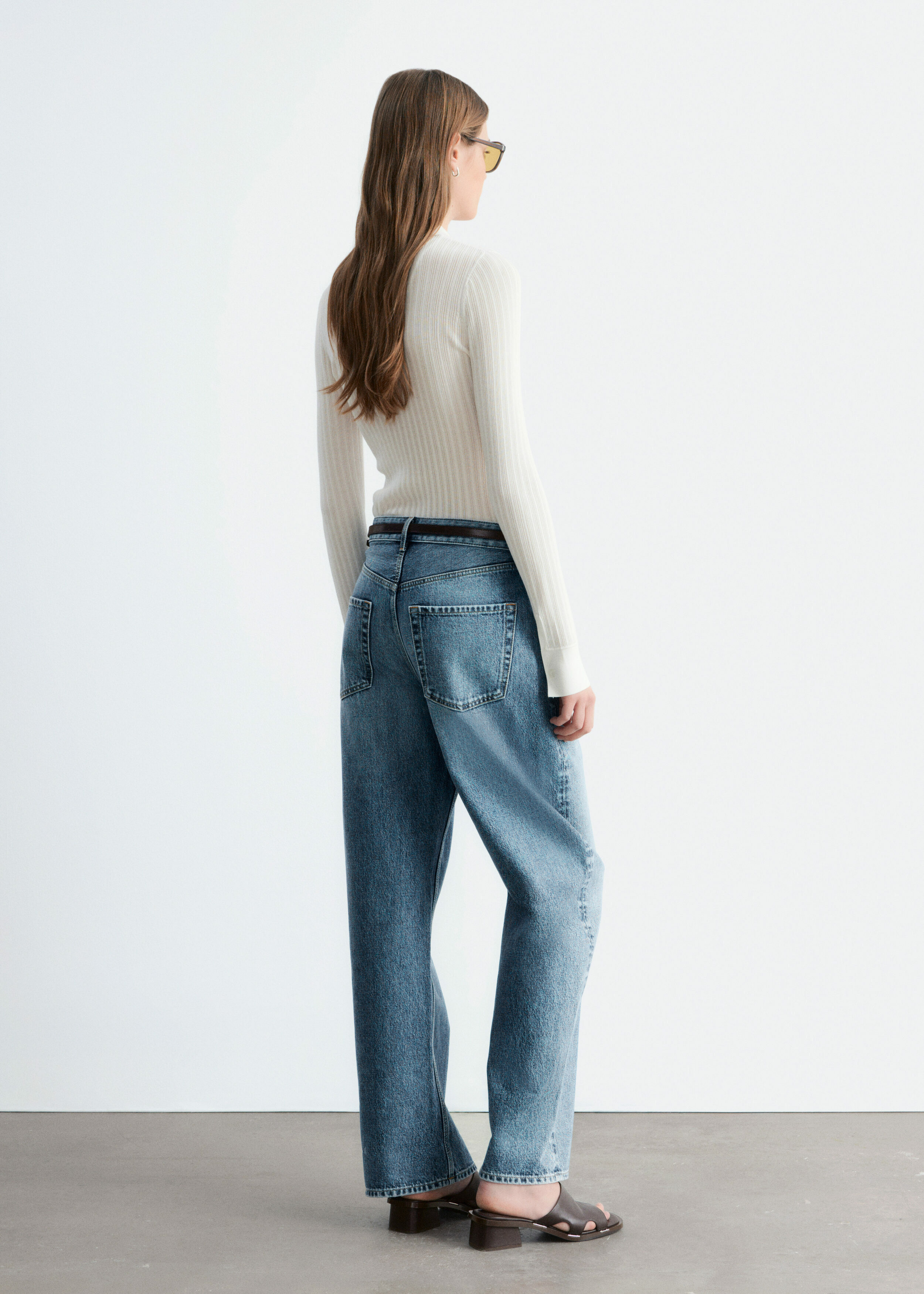 앤아더스토리즈 포인텔 립 폴로 셔츠의 화이트컬러 ECOMLook입니다.