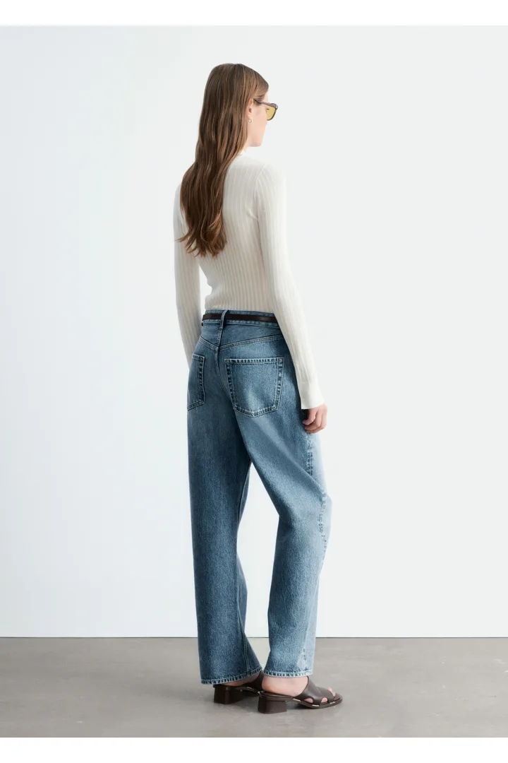 앤아더스토리즈 포인텔 립 폴로 셔츠의 화이트컬러 ECOMLook입니다.